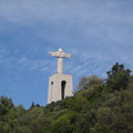 Die Christusstatue steht hoch über der Bucht