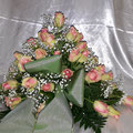 Gesteck 70 cm, rose`Rosen, Schleierkraut, Schleife hellgrün