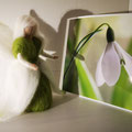 Handgefertigte Schneeglöckchenfee aus Märchenwolle – zarte Frühlingsdekoration für Jahreszeitentisch, Wohnzimmer und als Geschenk für Blumenliebhaber.