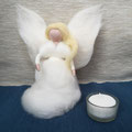 Handgemachter weißer Weihnachtsengel aus Filz. Schutzengel als winterliche Dekoration, Krippenfigur oder liebevolles Weihnachtsgeschenk.
