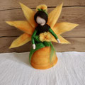 Handgefertigte Sonnenblumenfee aus Märchenwolle – leuchtende Sommerfee für Jahreszeitentisch, Wohnzimmer, Sommerdekoration und als Geschenk zum Muttertag.