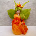 Frühlingsfee aus Filz in Gelb und Orange mit grünen Flügeln, handgefertigte Narzissen Fee als gefilzte blumendekoration für jahreszeitentisch frühling und Osterdekoration.