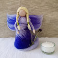 Handgefertigte Lavendel Fee aus feiner Märchenwolle – beruhigende Filzkunst in Violett, ideal als Deko, Geschenk oder Jahreszeitentisch.