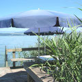 Steg mit Sonnenschirmen