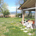 Blick auf Sitzplatz und See