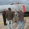 Besichtigung einer F4-F Phantom beim Besuch des Jagdgeschwaders 71 in Wittmund