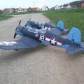 Zwei F4U Corsair vor dem Start am Feldweg