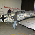 Besichtigung der Me109 im historischen Hangar des Luftwaffenstützpunktes