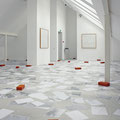 Daniel Schörnig | NEUE INFORMATIONEN ÜBER EINE GESUCHTE PERSON | Installation; split copy, cover foil, bricks | 1995/2022 