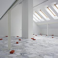 Daniel Schörnig | NEUE INFORMATIONEN ÜBER EINE GESUCHTE PERSON | Installation; split copy, cover foil, bricks | 1995/2022 