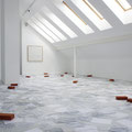 Daniel Schörnig | NEUE INFORMATIONEN ÜBER EINE GESUCHTE PERSON | Installation; split copy, cover foil, bricks | 1995/2022 