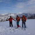 冠雪の笈ケ岳をバックに。