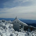 御前峰の白山奥宮、雪の造形がきれいです。