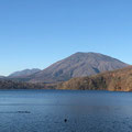湖畔から見た黒姫山。今日も登山日和りだ。