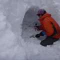 傾斜地を利用し、雪洞を掘って快適な空間をつくる。