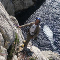 Robert Mandin, instigateur de la sortie, dans les belles dalles du haut. Permanence de l'eau sous les fesses !