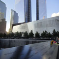 メモリアルプラザには犠牲者の名前が刻まれています。奥に9/11メモリアルミューアジアムとワン・ワールド・トレード・センター。