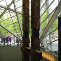 ミュージアムは入り口から地底へ深くもぐっていきます。見上げると当時の鉄骨が。一般公開前だったので外からガラス張りの中をのぞくひとたちがたくさん。