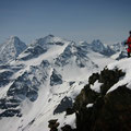 Peter am Gipfelgrat, im Hintergrund links der Piz Linard, rechts der Piz Buin...
