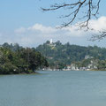 Der See von Kandy mit der großen Buddafigur auf dem Berg
