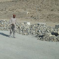 Straßenbau auf Pakistanisch, jeder haut die Brocken etwas kleiner