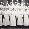 64_1450_Vor dem  Elseyer Krankenhaus. Rot Kreuzhelferinnen 1915