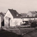 35_2995_Obere Jägerstr. (heute Lindenbergstr.) und Parkplatz vom Elseyer Krankenhaus 1966