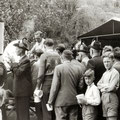 19_2785_Schützenfest in Henkhausen, an der Gulaschkanone  1955  Bild J. Eisermann