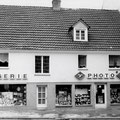 44_1033_Möllerstraße 18 Drogerie und Fotogeschäft Dittrich 1970