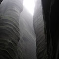 Jutta Kramer -Landrock war in den Adersbacher Felsen, Tschechien: »Als sich der Nebel lichtete, war uns allen ein wenig beklommen. Die großen Sandsteinblöcke seitlich des Weges erschienen uns wie riesige Wächter aus uralter Zeit.«