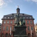 Brüder Grimm-Denkmal auf dem Marktplatz