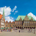 Der Bremer Marktplatz (von links nach rechts): Die Giebelhäuser, das Rathaus, der Dom sowie die Bremische Bürgerschaft.