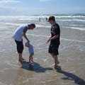 ...am Strand von Grönhoj mit Paps und meinem Bruder...