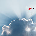 Les parapentes dans le ciel de Gorbio