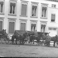 12 décembre 1914 - Au dos, en allemand, " Mes chers, Nous sommes ici à Nivelles en occupation. Je suis aussi sur la carte, si vous me reconnaissez. Pour moi, tout va bien. Votre fils Karl " Envoyé à Munich. Photo prise au square Gabrielle Petit