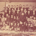 1887 - école de Baulers. Instituteur : Victor Lacour. Derrière, le bourgmestre Maubille 