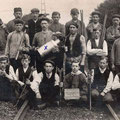 1910 - Les poseurs de Bois-de-Nivelles. Gaston Placet avec une croix