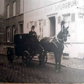 Une photo rare, exceptionnelle qui date probablement d'avant 1900. Le cocher est Georges Delcoux devant le louageur/café Vanderbecq-Rosy, bâtiment situé à côté de la maison faisant le coin faubourg de Bruxelles et bd Fleur de Lys. Collection Nicole Placet