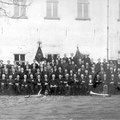 La fanfare "Les Amis de la Concorde" et la chorale "Les Amis Réunis" dans la cour de l'école du Béguinage