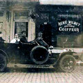 Vers 1920, René Wilmet était coiffeur au 22 Grand-Place. Fin des années 1940, il était au 1 rue de Namur.