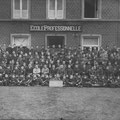 1926-1927 - Université du Travail, cours professionnels devant la maison du directeur Garcet (voir photo 1 Cartonnerie Wiringer-rubrique DIVERS)