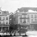 Les enfants canardent des boules de neige sur un camion de la Croix-Rouge. Nivelles est sous la neige