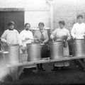 Au centre, Mlle Wiringer. Pourrait être la cartonnerie Wiringer