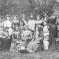 1904 - Ecole de coupe de Nivelles dirigée par Mlles Pardonche à l'ouvroir sur la Grand-PLace