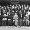 Groupe de dames d'œuvres (voir ci-dessous)