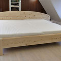 „Familienbett“ aus Zirbenholz für zwei breite Matratzen
