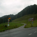 Abzweigung auf die alte Strasse, steiler und schmalerer  Aufstieg