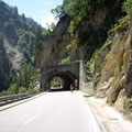 Nach überqueren des Rheins folgt erst eine Strecke mit Tunnels durch die Medelser Rhein-Schlucht