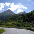 Nach der Schlucht weitet sich das Tal ( unterhalb Curaglia )