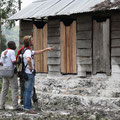 vérification des latrines dans le camp de Kanyaruchiniya au début de la crise humanitaire